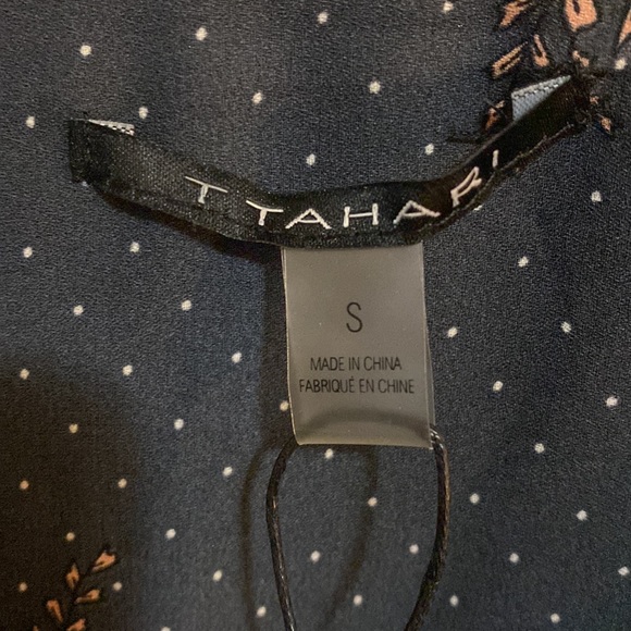Tahari Feminine Button Front Long Sleeve Blouse (NWT) Size Small - Picture 5 of 8